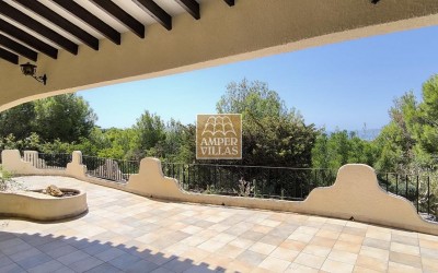 Fantastic villa with large plot, offering privacy and sea views.